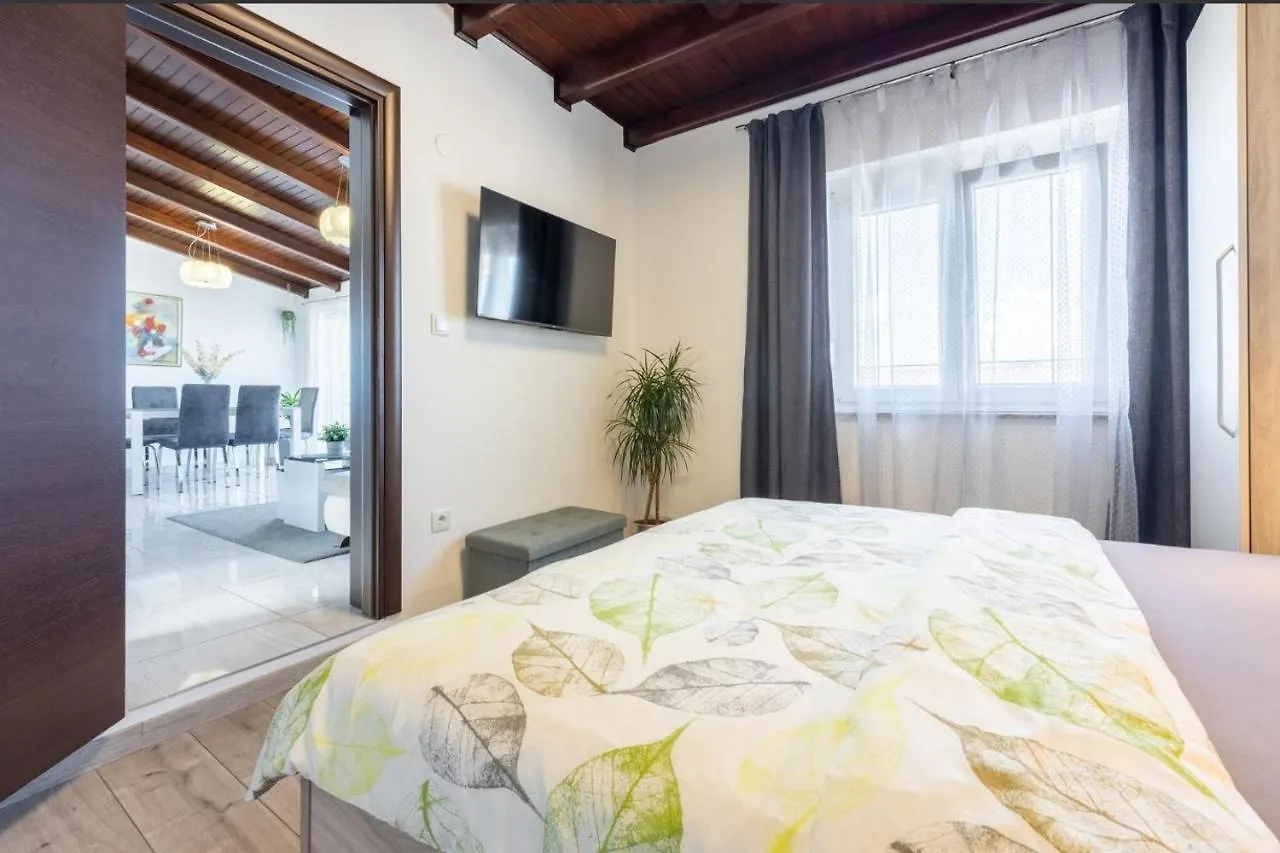 Apartments Lino Selce 0*,  Croatia
